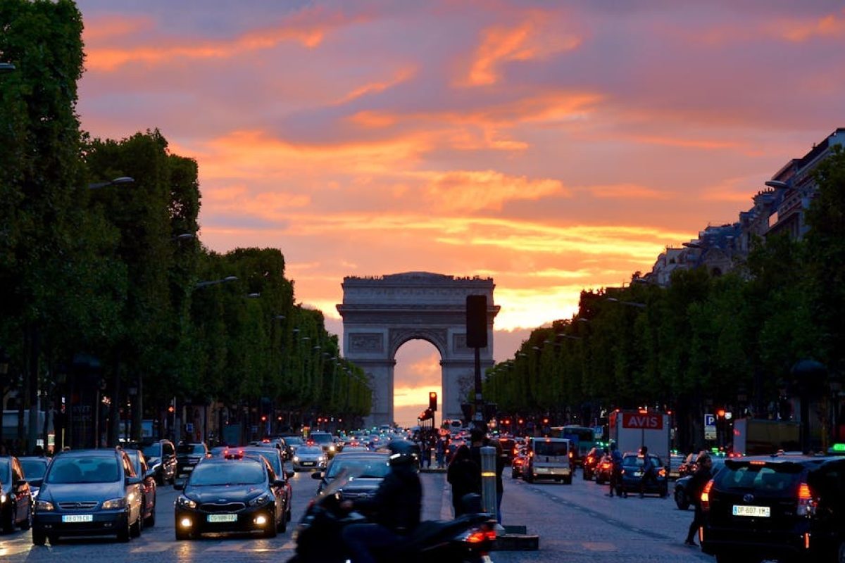 paris-sunset-france-monument-161901-161901-1 Vivid sunset sky over Arc de Triomphe, capturing Parisian traffic and architecture.